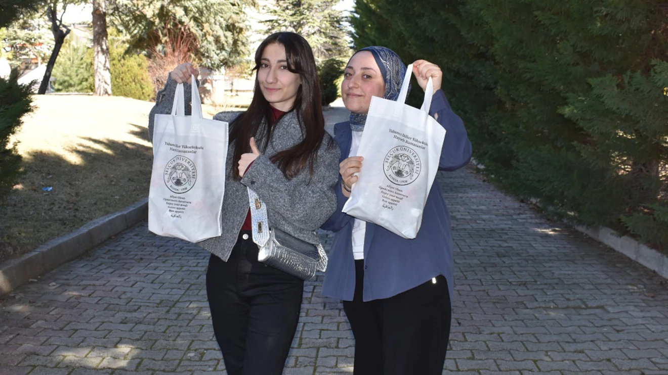 Selçuk Üniversitesinde öğrencilere iftariyelik kumanya dağıtıldı